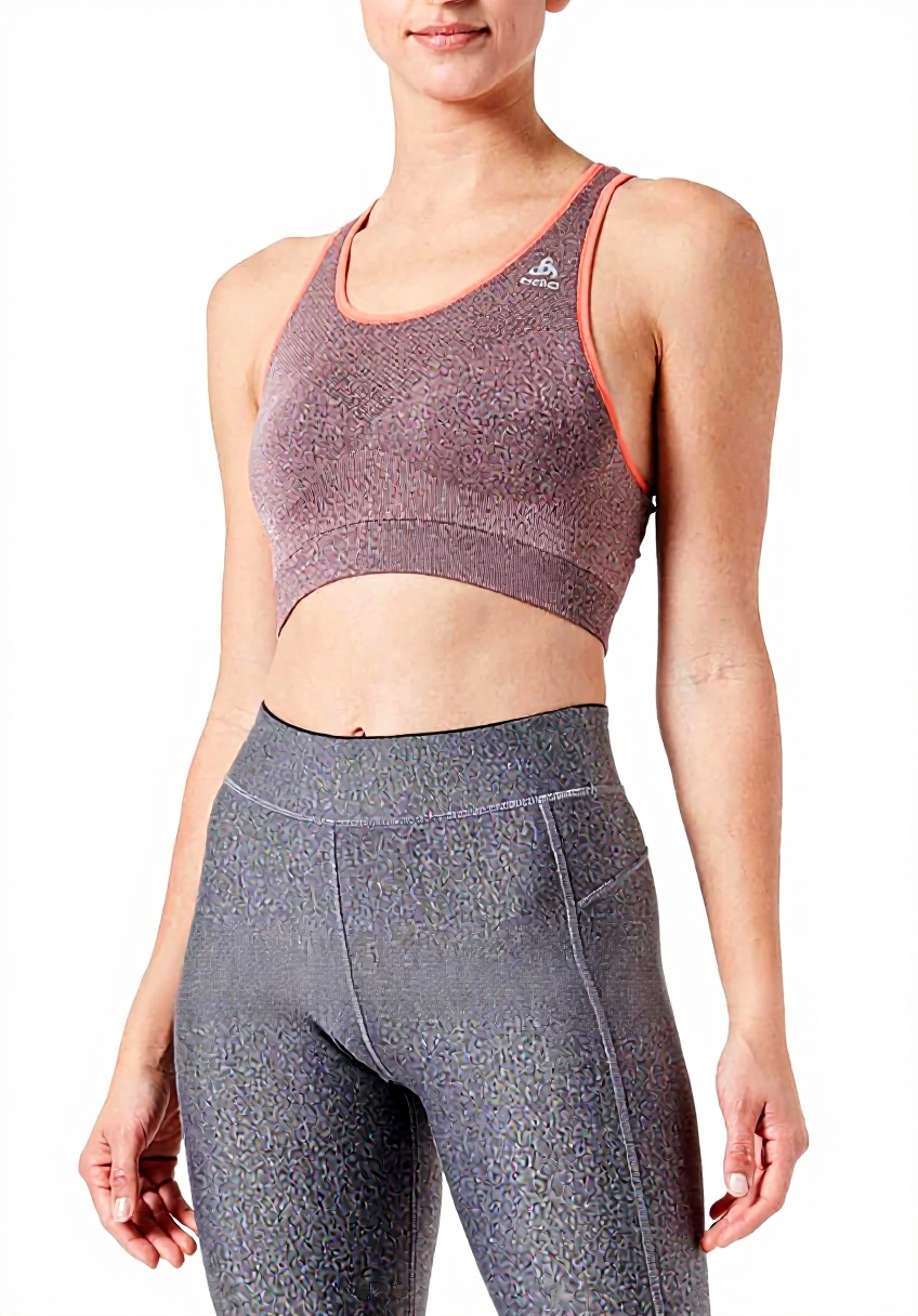 'Reggiseno sportivo ODLO Ceramicool indossato durante un allenamento'