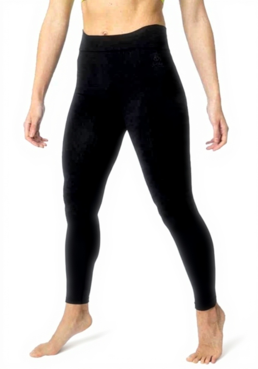 Donna che indossa pantaloni termici Odlo Performance Light durante attività outdoor