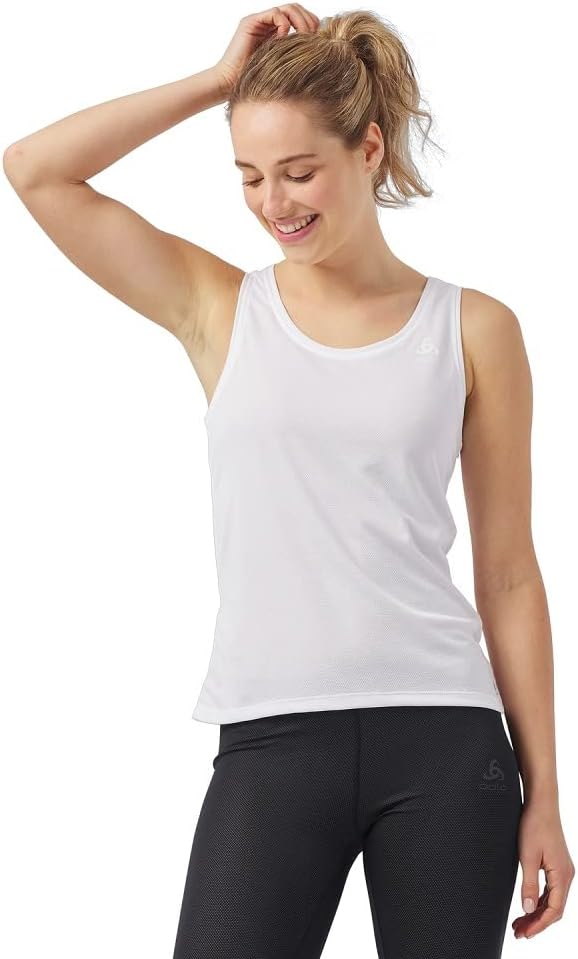 'Maglia intima sportiva Odlo Active F-Dry Light indossata durante un'escursione'
