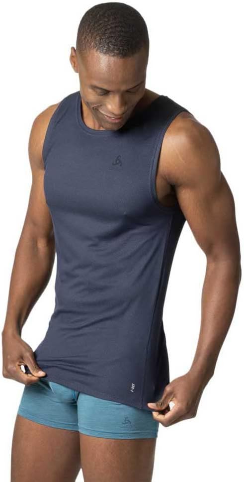 'Maglia intima sportiva ODLO Active F-Dry Light indossata durante un'escursione'