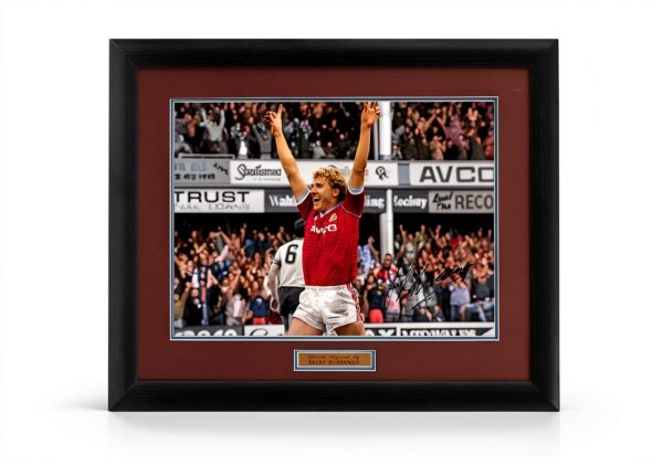 Fotografia firmata a mano Frank McAvennie WHU Legend 16x12 AFTAL COA-0