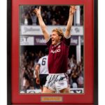 Fotografia firmata a mano di Frank McAvennie WHU Legend 16x12'' AFTAL COA-0