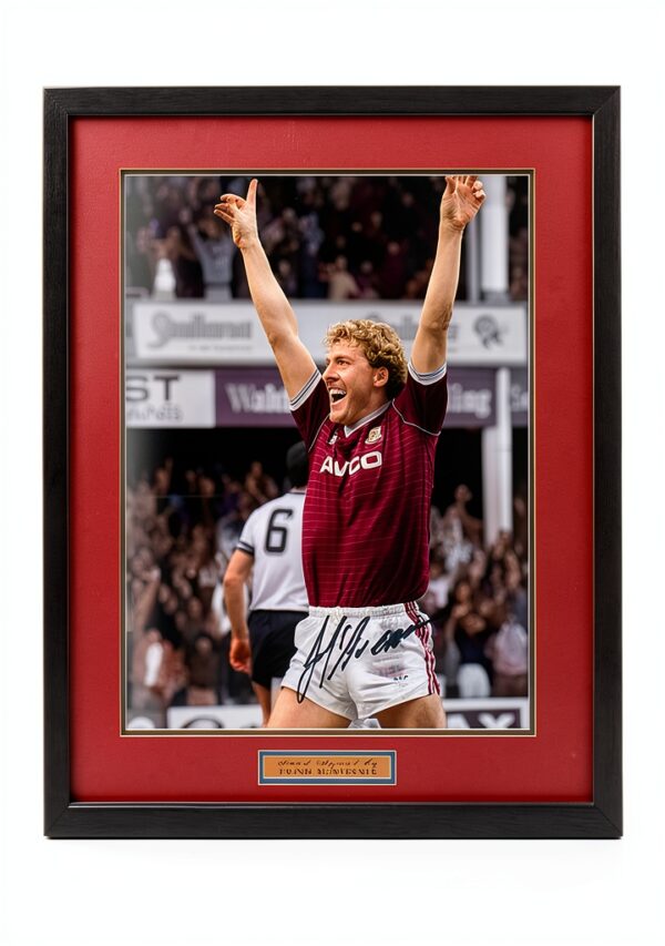 Fotografia firmata a mano di Frank McAvennie WHU Legend 16x12'' AFTAL COA-0